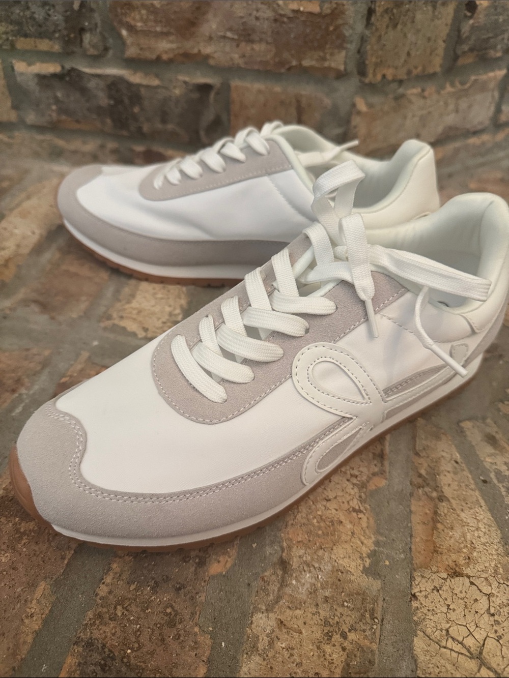 La Sheelah White & Light Gray Casual Sneakers Size 10